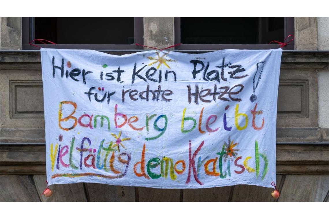 "Hier ist kein Platz für rechte Hetze! Bamberg bleibt vielfältig und bunt" ist auf einem Bettlaken zu lesen.