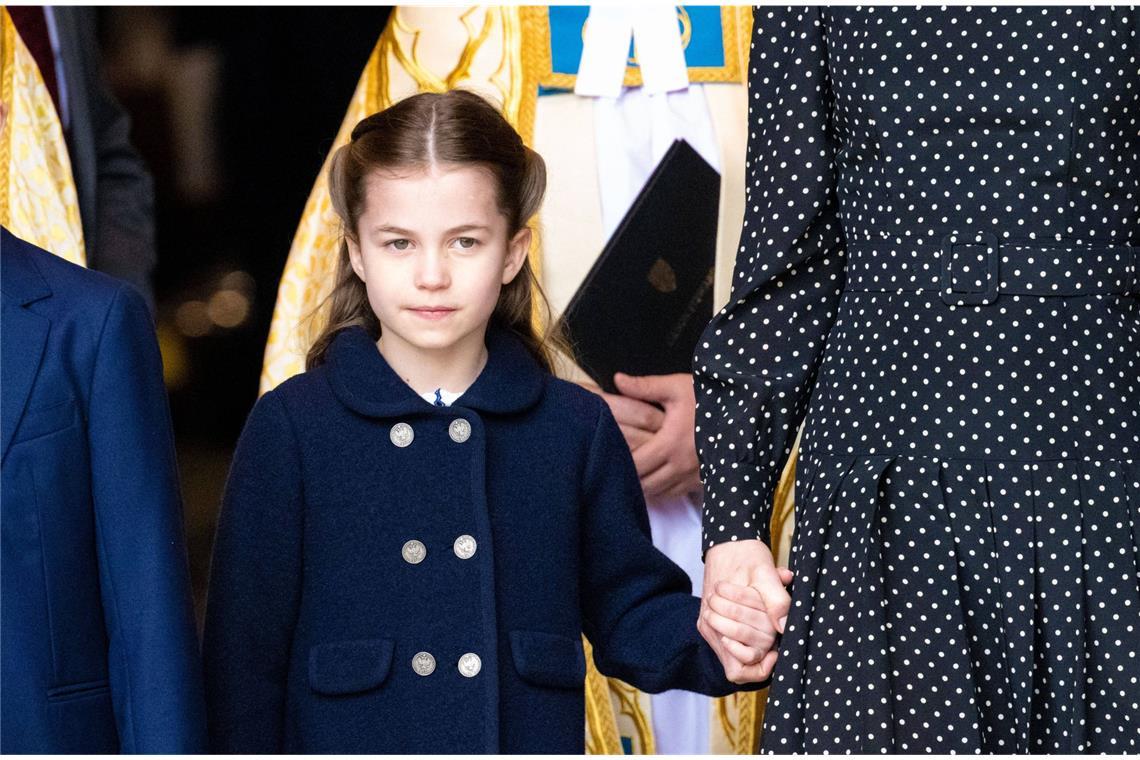 Hier ist Prinzessin Charlotte sechs. Die Gesichtszüge werden immer schmaler und die Ähnlichkeit zu ihrer Urgroßmutter, der Queen, größer.