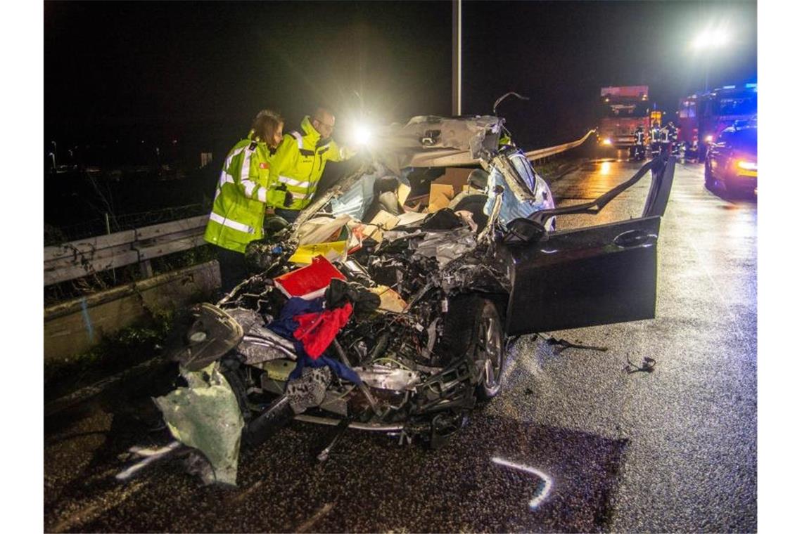 Hier kam jede Hilfe zu spät: Der Fahrer dieses Wagens war auf der A3 auf einen stehenden Lastwagen aufgefahren und noch am Unfallort gestorben. Foto: Gilgenheimb/Wiesbaden112.de/dpa