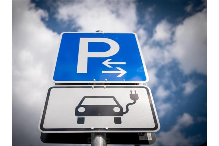 Hier können Sie Strom tanken: Ein Schild deutet auf Parkplätze mit Lademöglichkeiten für Elektroautos hin. Foto: Hendrik Schmidt/dpa-Zentralbild/dpa