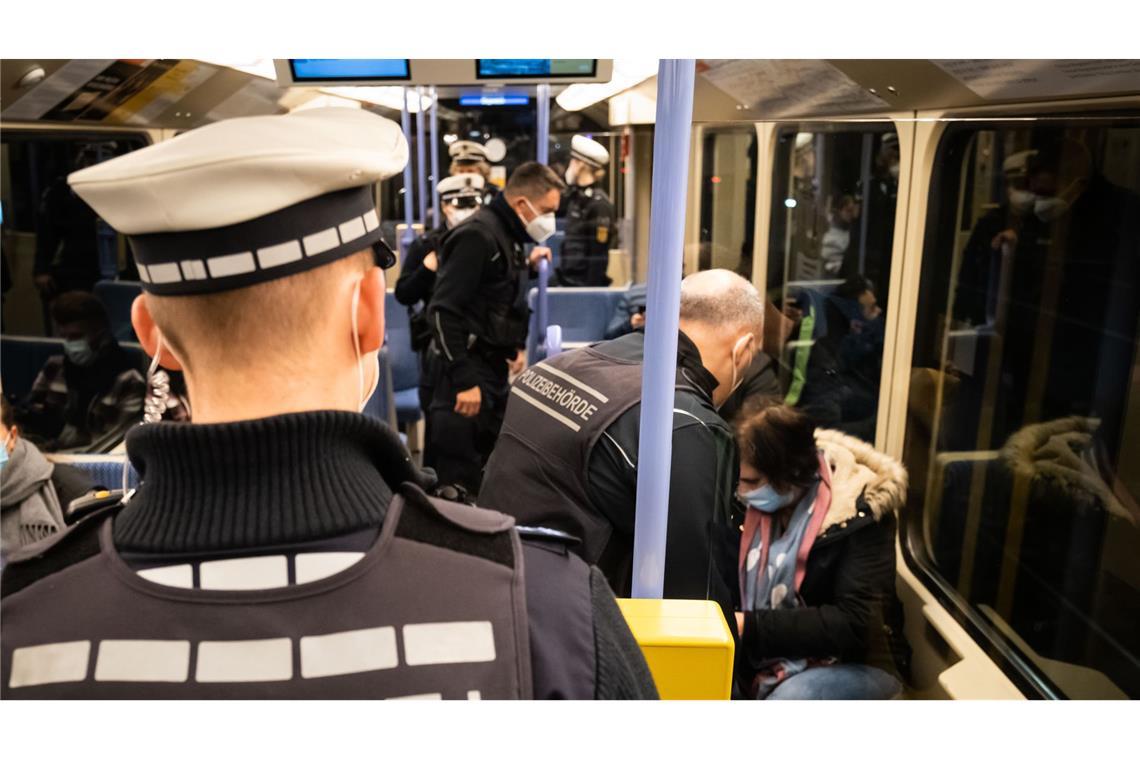 Bis zu 10 000 Euro Bußgeld: Waffenkontrollen in Bus und Bahn? Hier kontrolliert die Polizei im Dezember 2021 in Stuttgarter Stadtbahnen die Maskenpflicht. Gibt es solche Aktionen künftig auch im Hinblick auf Messer und andere Waffen?