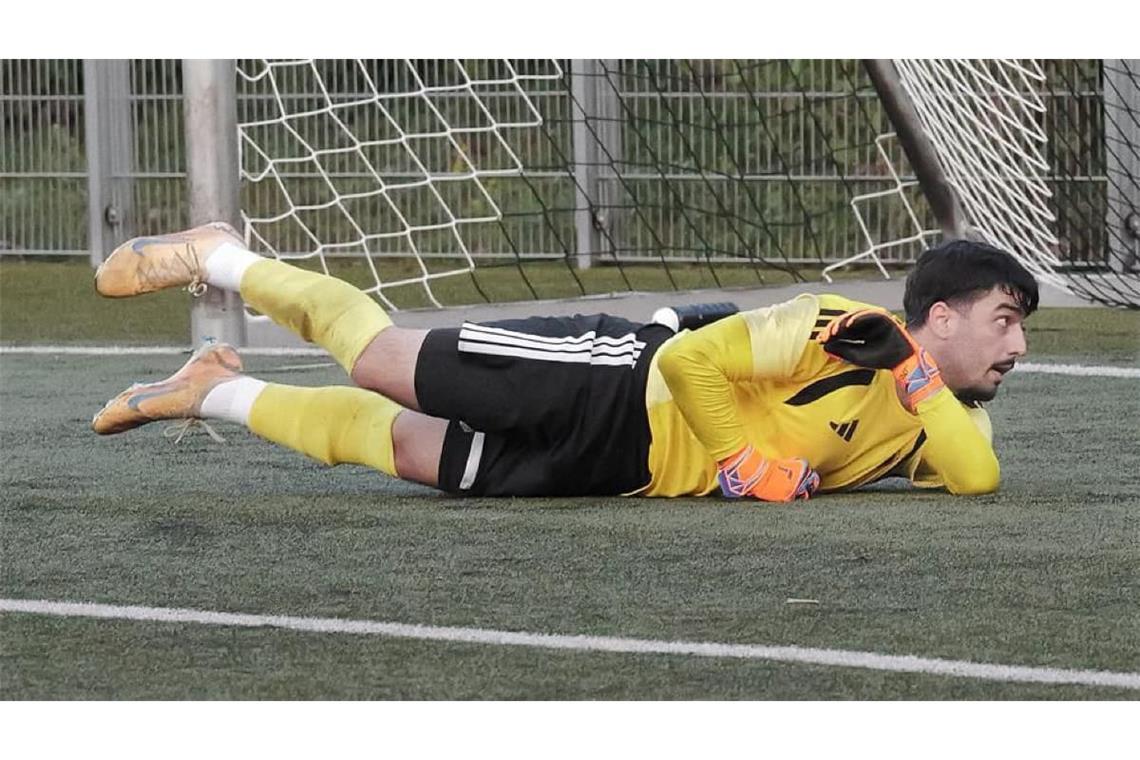 Hier noch in seinem eigentlichen Einsatzgebiet im Tor, am Ende umjubelter Angriffsheld: der Botnanger Keeper Hasan Kaya. 