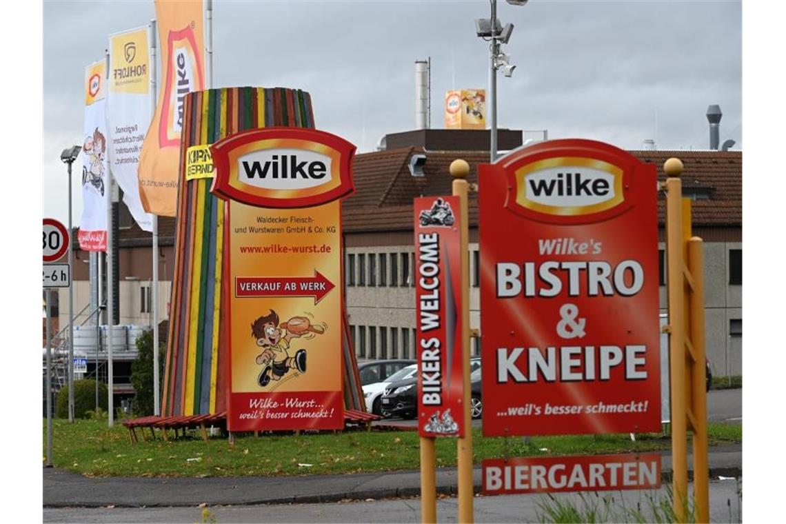 Ermittler prüfen im Fall Wilke-Wurst fast 40 Todesfälle Hier ruht der Betrieb: Einfahrt zum Werksgelände des nordhessischen Wurstherstellers Wilke. Foto: Uwe Zucchi/dpa