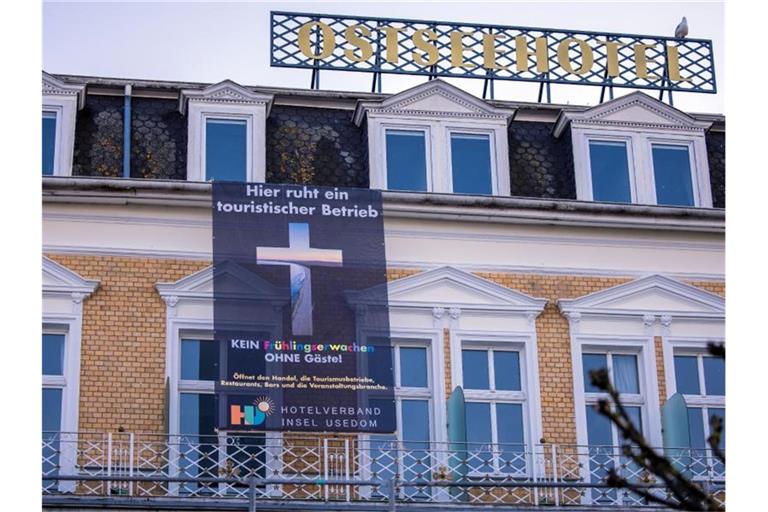 „Hier ruht ein touristischer Betrieb“, steht auf einem Protestplakat des Hotelverbands der Ostseeinsel Usedom. Foto: Jens Büttner/dpa-Zentralbild/dpa