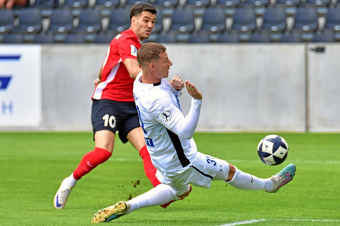 SG Sonnenhof Großaspach gleicht zweimal einen Rückstand aus Hier scheitert Mert Tasdelen (hinten) noch, später erzielt er das zwischenzeitliche 1:1 für die SG Sonnenhof Großaspach. Foto: Tobias Sellmaier