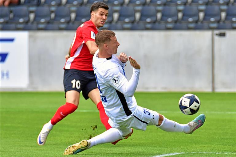 Hier scheitert Mert Tasdelen (hinten) noch, später erzielt er das zwischenzeitliche 1:1 für die SG Sonnenhof Großaspach. Foto: Tobias Sellmaier
