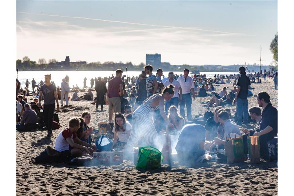 Hier sind Grillschalen aus Aluminium alltäglich: Menschen brutzeln am Elbstrand im Hamburg. Foto: Markus Scholz/dpa