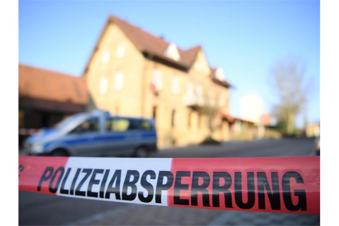 Mann soll sechs Verwandte erschossen haben Hier sollen mehrere Menschen getötet worden sein. Foto: Sebastian Gollnow/dpa