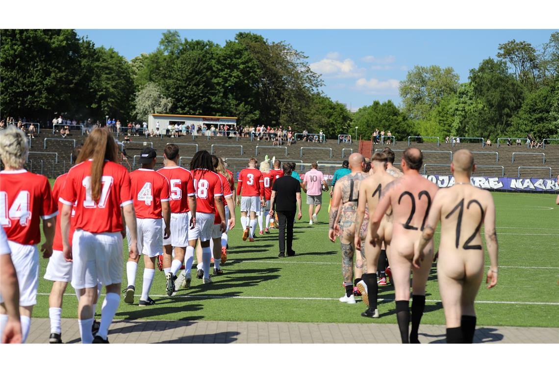 Nackte Fußballer kicken gegen den Kommerz