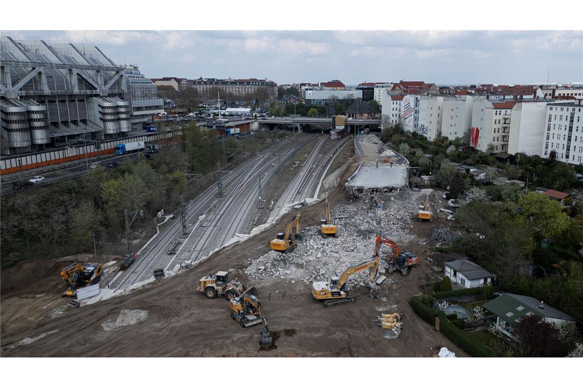 Marode Brücken: Bericht sieht viel höheren Sanierungsstau Hier stand bis vor kurzem noch eine Brücke: Die marode Ringbahnbrücke auf der A100 in Berlin wird abgerissen, weil sie zum Sicherheitsrisiko geworden war.