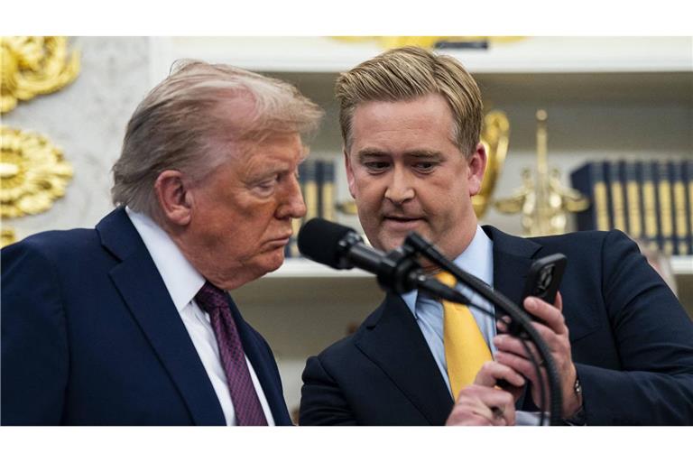 Hier steht, Sie seien tot: Peter Doocy, Reporter von Fox News, konfrontierte US-Präsident Trump mit den Gerüchten zu seinem Tod.