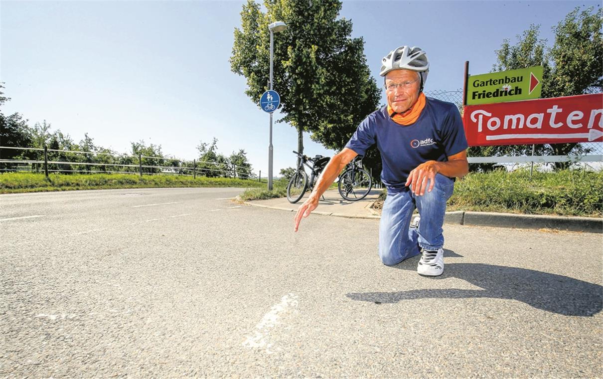 Hier war mal ein Radweg: Die Markierungen an den Einmündungen zur Kitzbüheler Straße Richtung Maubach sind kaum noch zu erkennen.