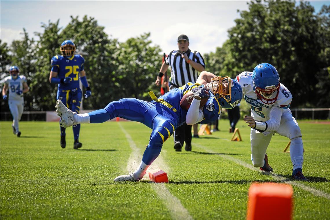 Alle Burger gehen weg, doch die Punkte bleiben bei den Backnang Wolverines Hier werden die Backnang Wolverines (in Blau) gerade noch gestoppt, am Ende steht aber mit dem 23:6 gegen die Heilbronn Miners der erste Saisonsieg. Foto: Alexander Becher