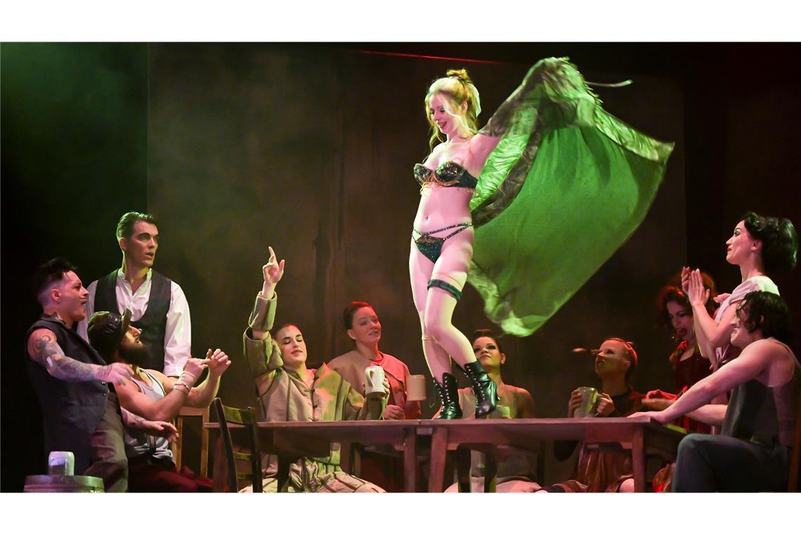 Nackte Haut zum Jubiläum Hier wird das Leben gefeiert: „Burlesque Chronicles“ im Friedrichsbau-Varieté.