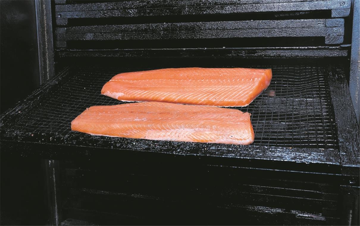 Hier wird dem Lachs Dampf gemacht: Der Fisch wird im Ofen über dem Feuer geräuchert.
