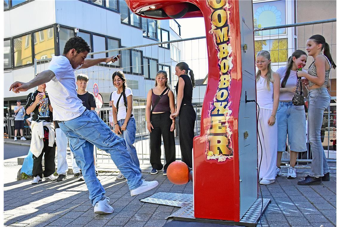 Hier wird die Schusskraft gemessen. Straßenfest 2025  in Backnang. Bilder vom So...