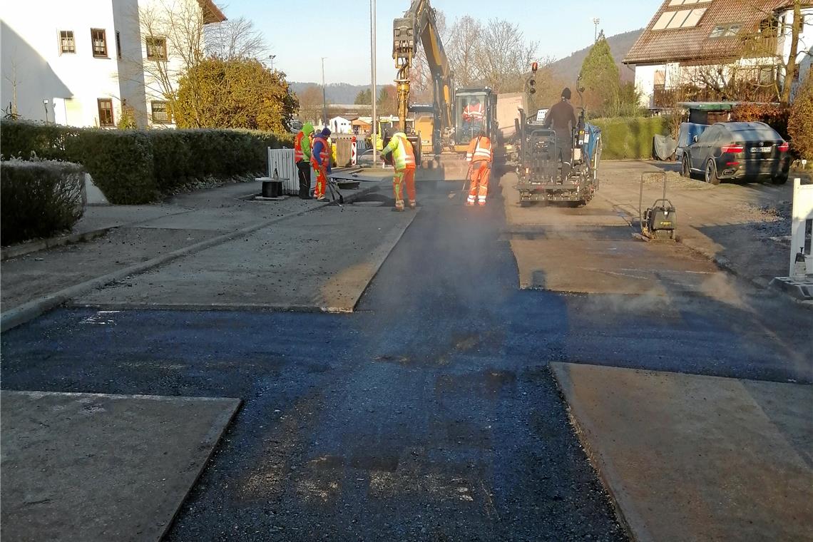 „Nun kann CO2 eingespart werden“ Hier wird gerade die Tragschicht in der Gartenstraße eingebaut. Foto: Gemeinde