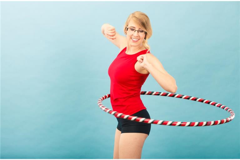 Hier zeigen wir Ihnen, worauf Sie achten müssen, wenn Sie mit dem Hula Hoop abnehmen wollen.