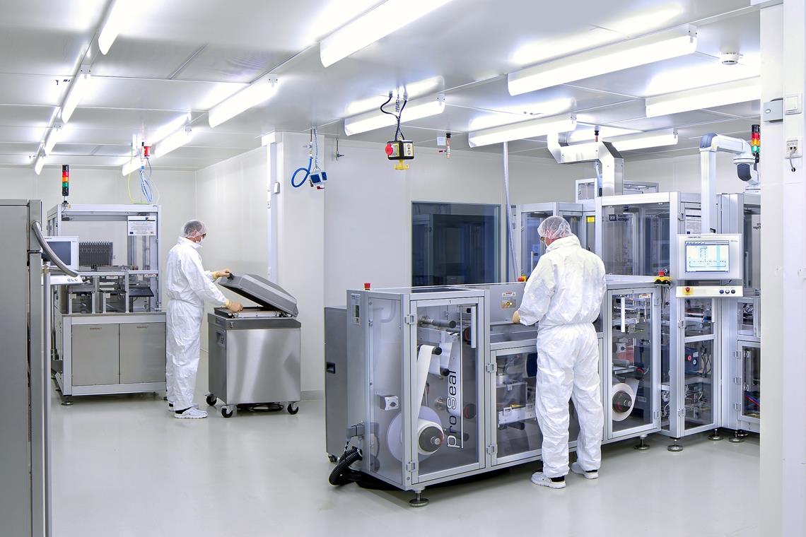 Gewissheit in knapp 35 Minuten Hier zu sehen: Zwei Anlagen von Harro Höfliger in den Reinräumen des Hahn-Schickard-Instituts. Auf diesen Maschinen werden die Testträger mit Reagenzien befüllt und versiegelt. Foto: Höfliger