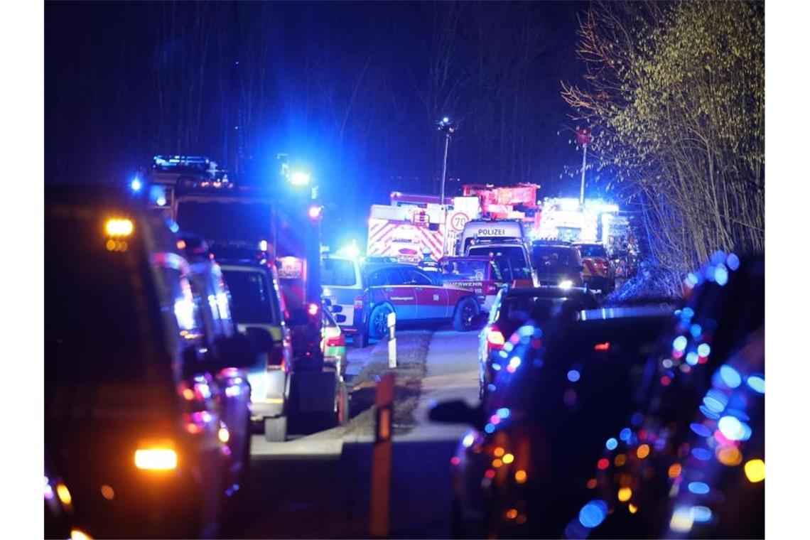Ein Toter und 18 Verletzte bei S-Bahn-Zusammenstoß Hilfe für die Verletzten: Etliche Rettungswagen stehen an der Unfallstelle. Foto: Matthias Balk/dpa