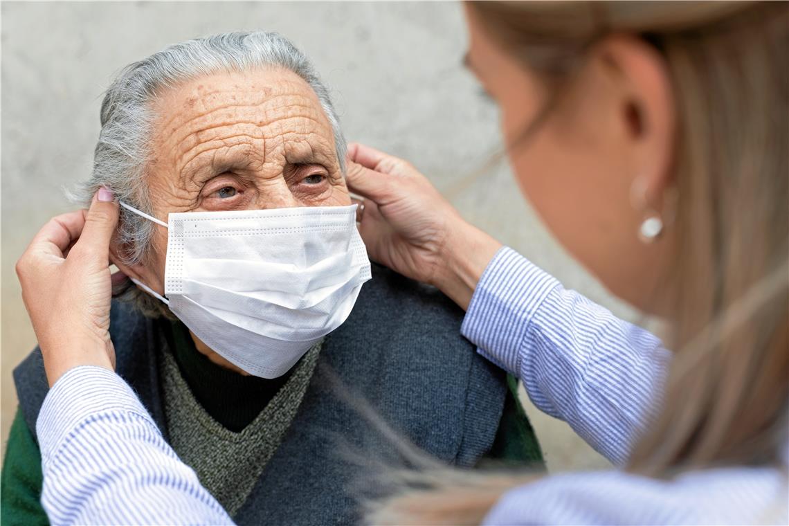 Hilfe in Coronazeiten ist schwieriger geworden. Die Mehrkosten für Mund-Nasen-Schutz sind dabei noch am ehesten zu vernachlässigen. Aber trotz der Umstände ist es wichtig, allen Bedürftigen zu helfen, seien es Senioren, Kinder, Gehandicapte, Geflüchtete oder einfach Menschen in Not. Foto: Adobe Stock