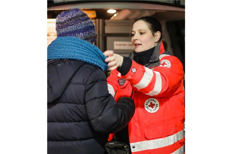 Hilfe in kalten Nächten: Das Team der Helfer verteilt Jacken, Mützen, Schals und warme Getränke.
