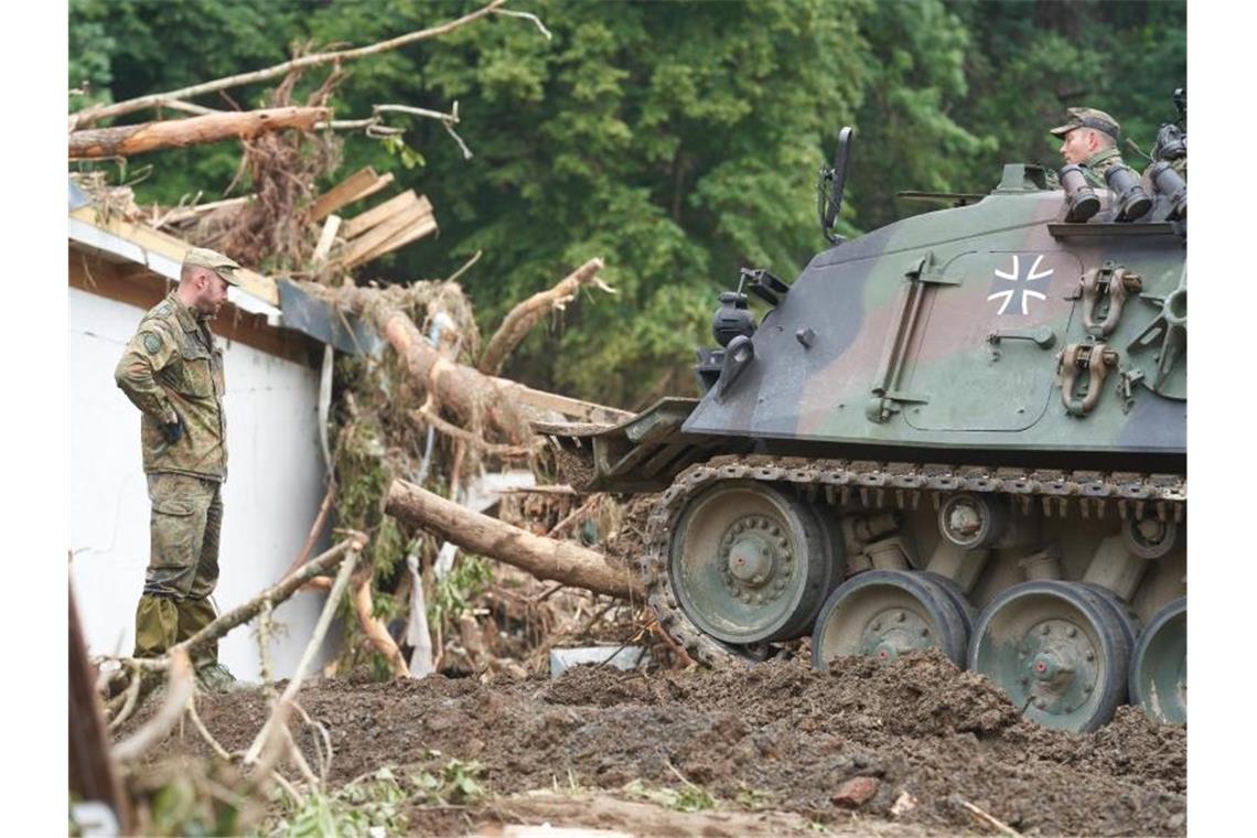 Über 150 Tote nach Hochwassern im Westen Deutschlands Hilfe mit schwerem Gerät: Die Bundeswehr unterstützt wie hier im Großraum Ahrweiler in Rheinland-Pfalz die Aufräumarbeiten in den Hochwasser-Gebieten. Foto: Thomas Frey/dpa