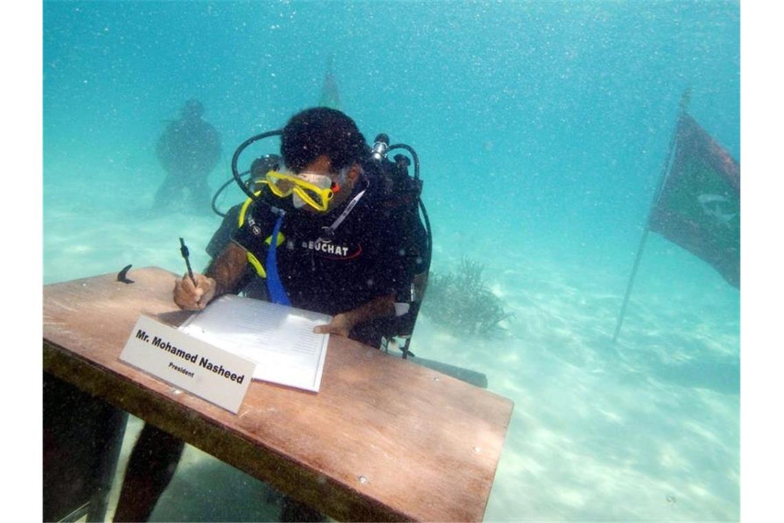 Menge an Treibhausgasen in der Atmosphäre nimmt weiter zu Hilfeschrei: Mohamed Nasheed, damals Staatsoberhaupt der Malediven, bei der weltweit ersten Unterwasser-Kabinettssitzung einer Regierung im Jahr 2009. Foto: epa/dpa