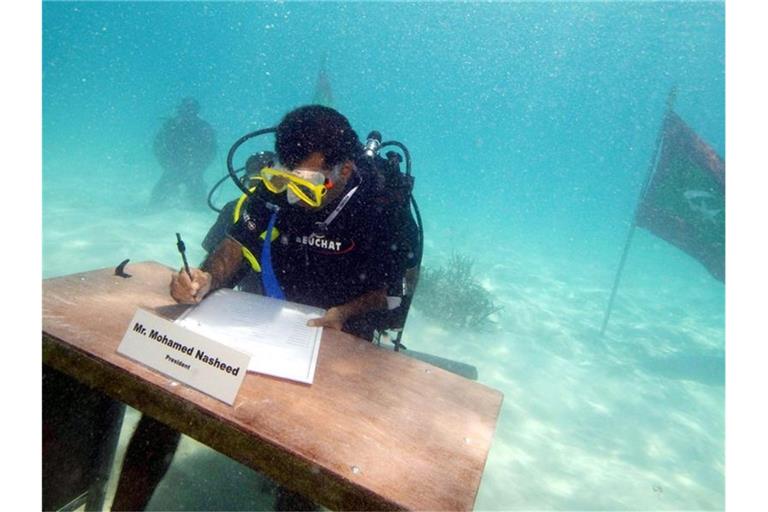 Hilfeschrei: Mohamed Nasheed, damals Staatsoberhaupt der Malediven, bei der weltweit ersten Unterwasser-Kabinettssitzung einer Regierung im Jahr 2009. Foto: epa/dpa