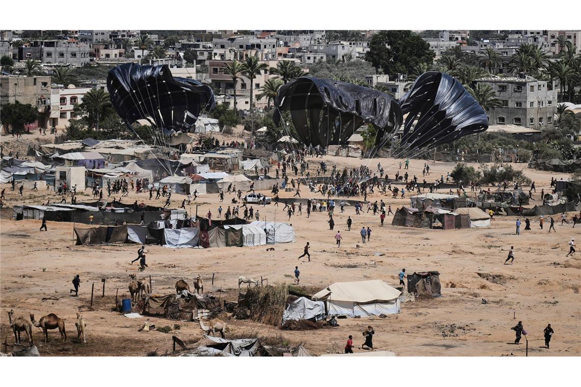 Bilder des Tages Hilfsgüterabwurf: Palästinenser sammeln Versorgungsgüter im Gazastreifen