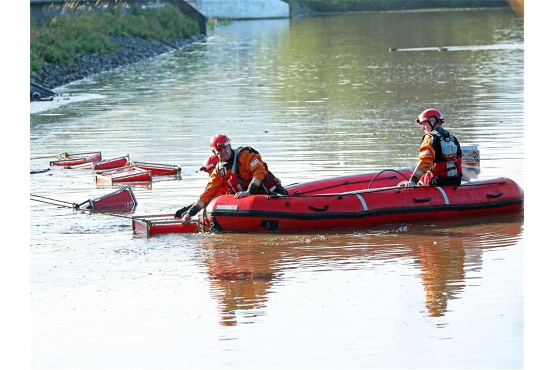Hilfskräfte arbeiten im Wasser unterhalb des Staudams. Foto: Yui Mok/PA Wire