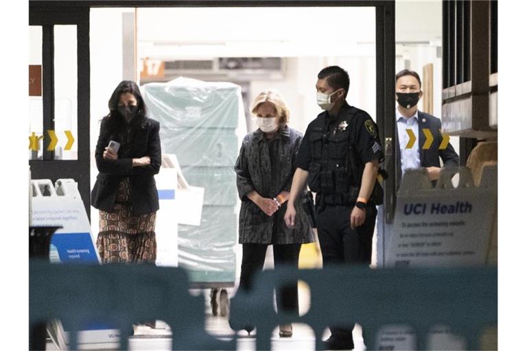 Hillary Clinton (M) verlässt das Krankenhaus, in dem Bill Clinton wegen einer Harnwegsinfektion auf der Intensivstation behandelt wird. Foto: Damian Dovarganes/AP/dpa