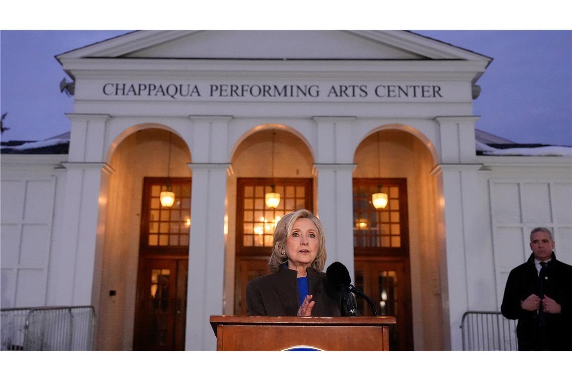 Hillary Clinton tritt nach ihrer Aussage vor einem Ausschuss des US-Kongresses im Zuge der Aufarbeitung des Epstein-Skandals vor die Presse.