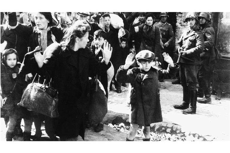 Himmlers Opfer: Als Foto des Jungen aus dem Warschauer Ghetto wird diese Schwarzweiß-Aufnahme bezeichnet, die zu den bekanntesten fotografischen Darstellungen des Holocausts zählt. Sie entstand wahrscheinlich im April oder Mai 1943 während des Aufstands im Warschauer Ghetto.