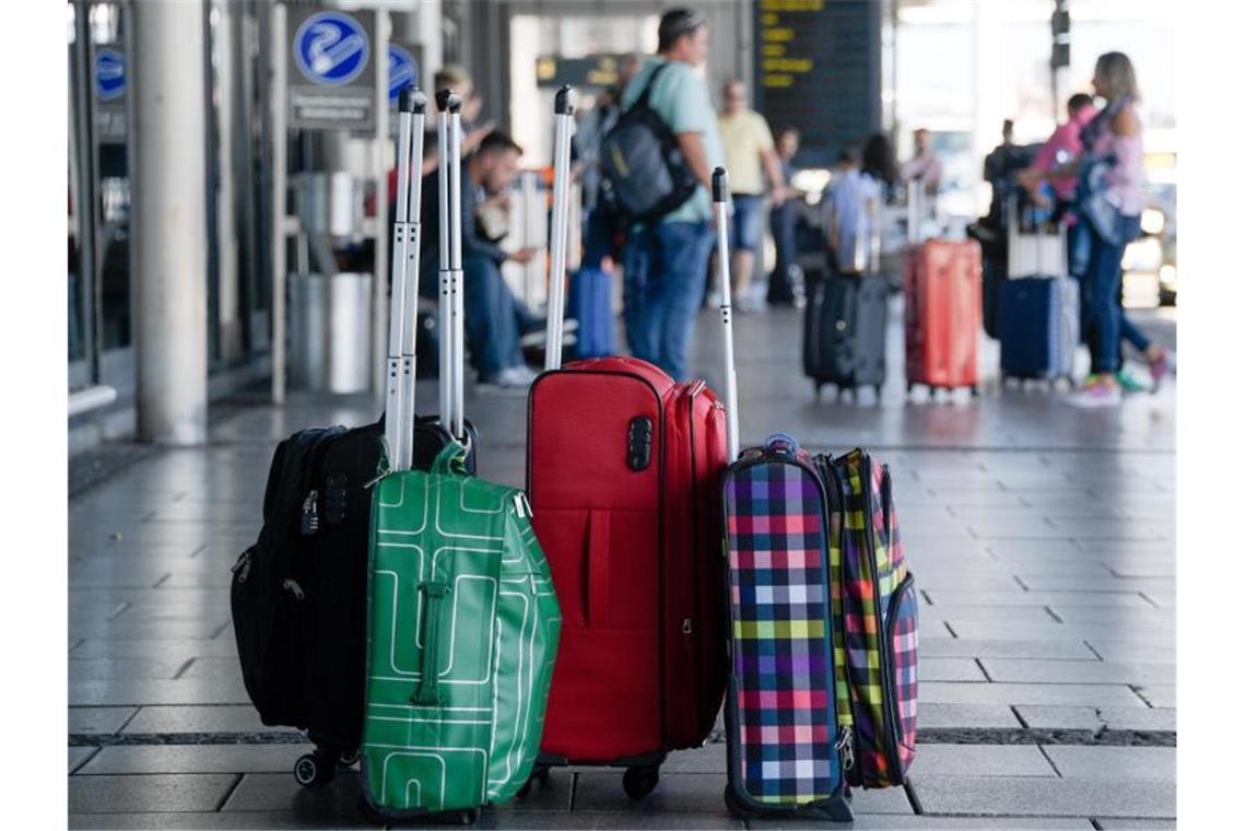 Hin- und Rückflug für die zehn am häufigsten im Mai gebuchten Ziele kosten im Schnitt 16 Prozent mehr als 2019. Foto: Axel Heimken/dpa