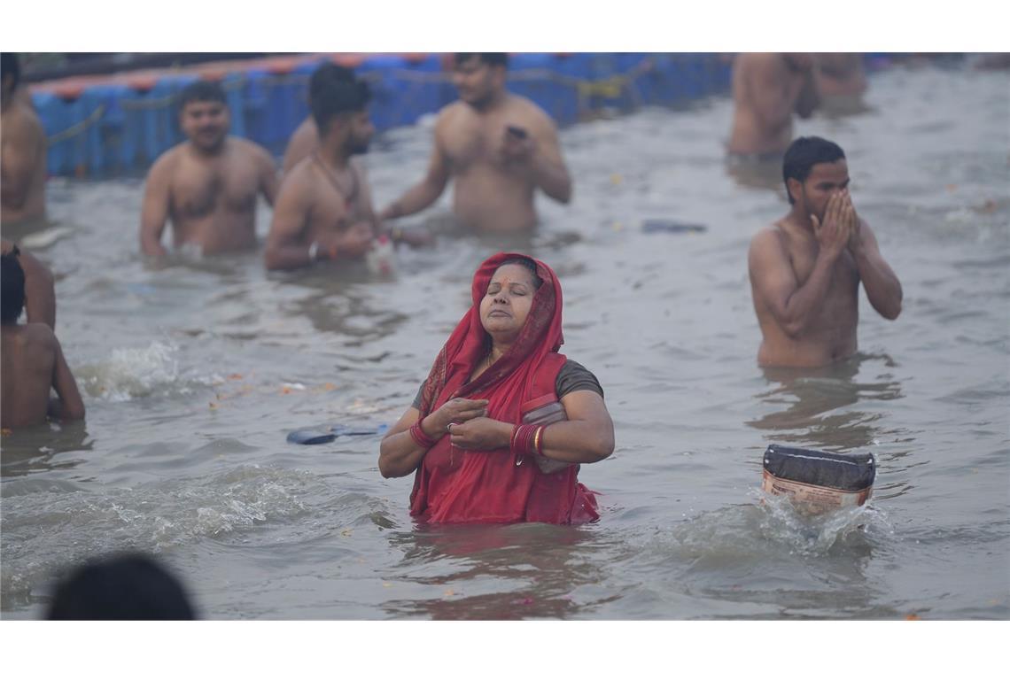 Bilder des Tages Hinduistische Gläubige nehmen am Neumondtag während des Maha Kumbh Mela Festivals ein heiliges Bad am Ufer des Sangam.