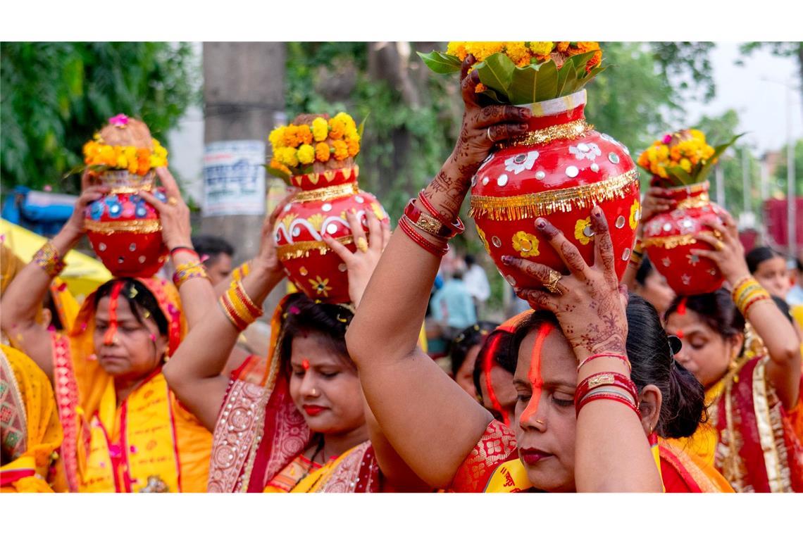 Hinduistische Gläubige tragen während einer Prozession für den Weltfrieden im indischen Bundesstaat Uttar Pradesh Wasser aus dem heiligen Fluss Ganges.