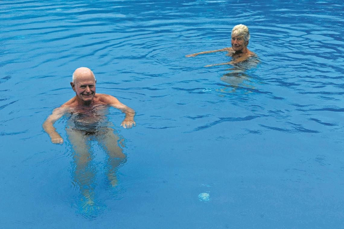 Freikörperkultur – Schönheit und Wagnis Hinein ins Nass: Heinz und Margret drehen im Pool einige Runden. Auf dem Gelände können die Mitglieder Wasser, Natur und Luft genießen.