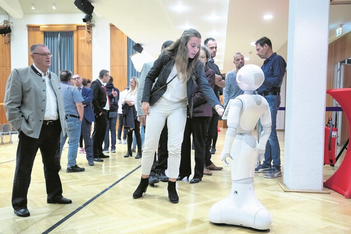 Hingucker bei der Veranstaltung der Kreissparkasse im Bürgerhaus: Ein Roboter, der unter anderem das Alter der interessierten Besucher schätzt und Witze und Fotos macht. Foto: A. Becher