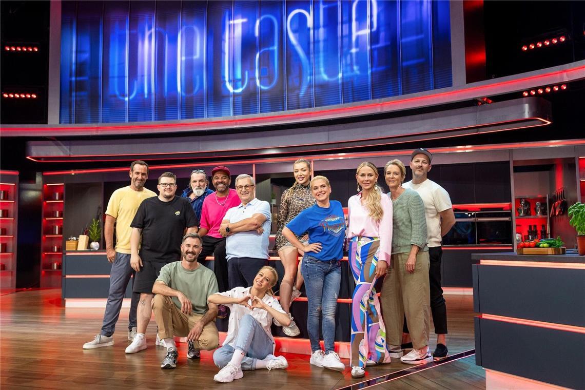 (hinten v.l.n.r.) Elmar Paulke; Paul Cooks; Andreas Hoppe; Simon Pearce; Jan Hofer; Melody Haase; Jeanette Biedermann; Jenny Elvers; Martina Voss-Tecklenburg; Ben Blümel; (vorne v.l.n.r.) Jochen Schropp; Kathrin Menzinger