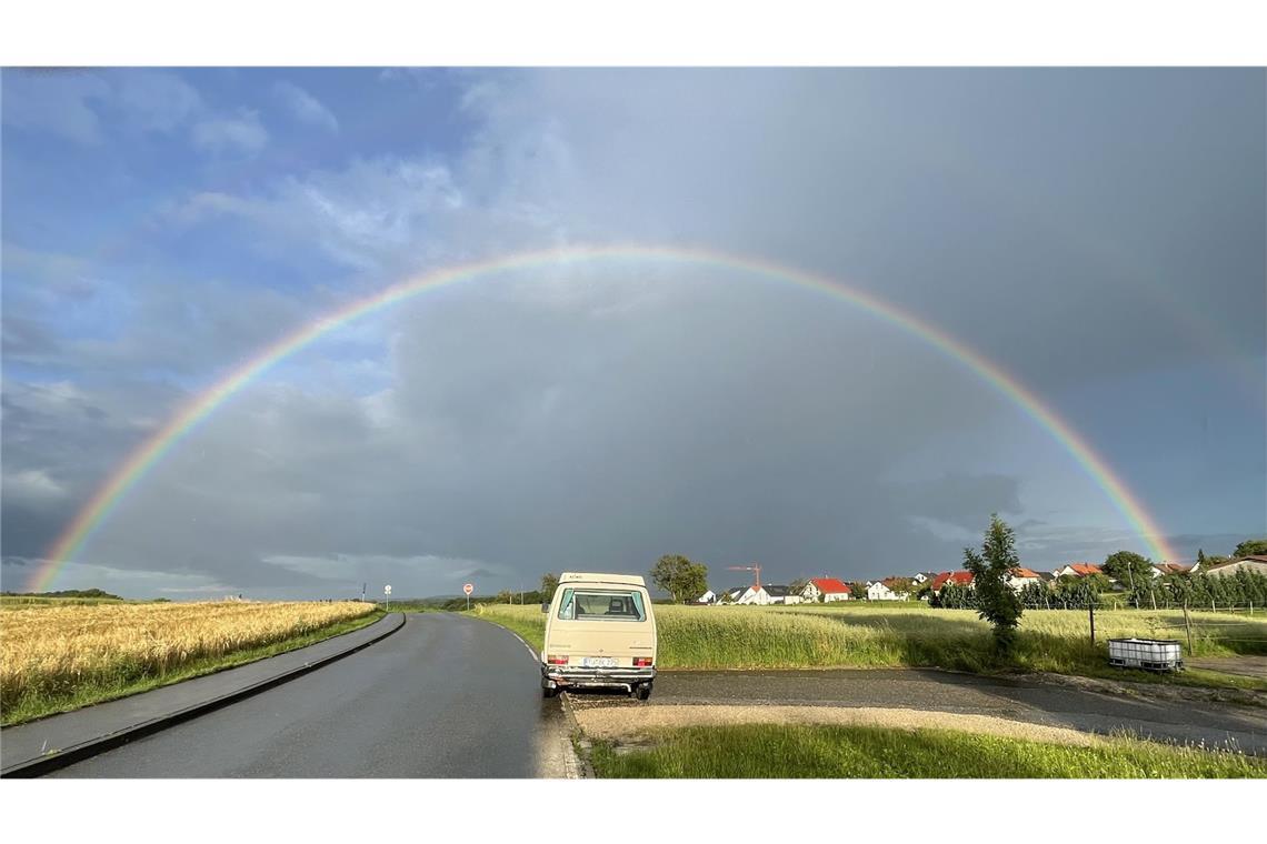 Hinter dem Asphalt ist der Strand. Ein T 3 nach einem Gewitter, das nicht nur sich, sondern auch den Bus gewaschen hat.