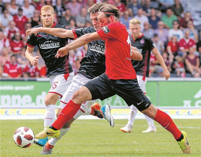 Hinter dem Einsatz von Stürmer Timo Röttger (vorne) beim morgigen Heimspiel steht noch ein Fragezeichen.Foto: A. Becher