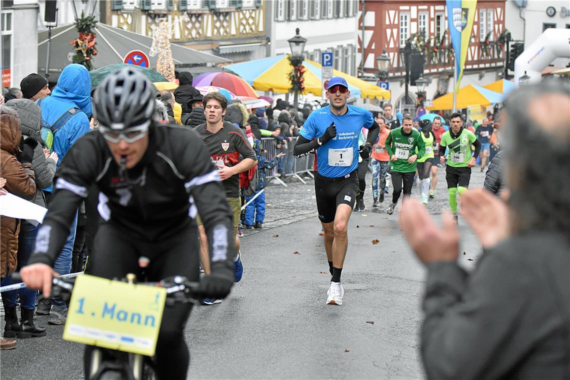 Hinter dem Führungsfahrrad wird Jens  Mergenthaler bejubelt.