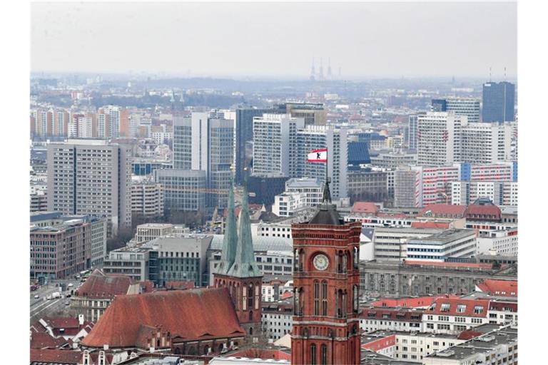 Hinter dem Roten Rathaus in Berlin sind zahlreiche Wohnblocks zu sehen. Foto: Jens Kalaene/dpa-Zentralbild/dpa