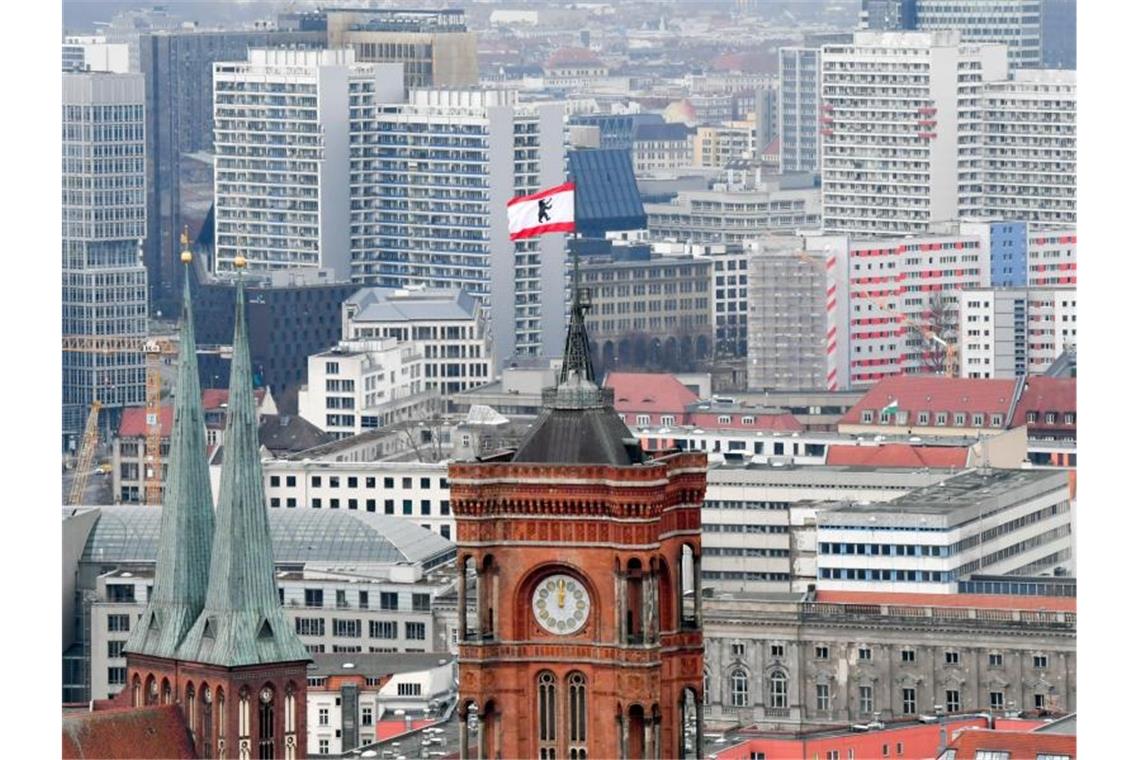 Klagen in Karlsruhe gegen Mietendeckel Hinter den Türmen der Marienkirche (l) und des Roten Rathauses sind zahlreiche Wohnblocks zu sehen. Foto: Jens Kalaene/dpa-Zentralbild/dpa