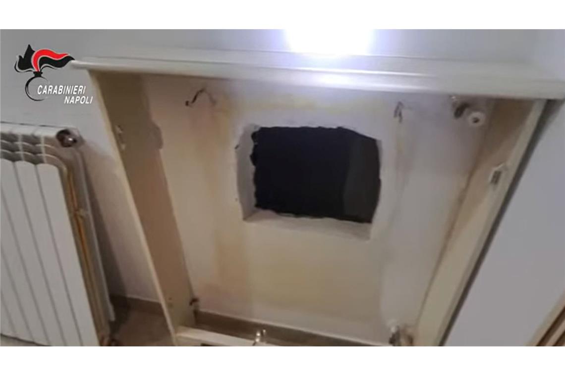 Hinter diesem Loch in der Mauer hatte der gesuchte Boss eines Camorra-Clans sein Versteck. (Handout)