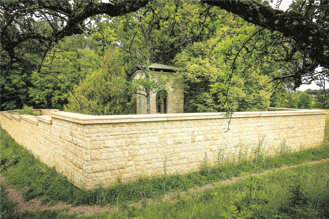 Trauriger Anblick statt teurem Gedenken Hinter dieser Mauer verborgen und der Öffentlichkeit nicht zugänglich ist der Turm, den Paul Reusch für seine Gattin errichten ließ. Foto: A. Becher