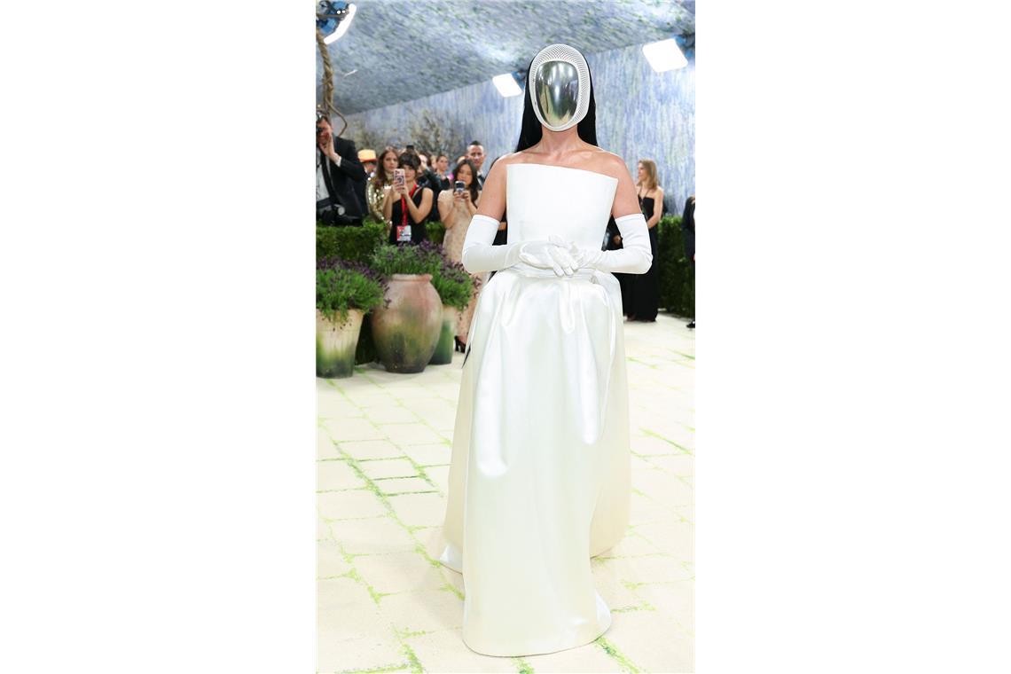 Hinter dieser silbernen Maske verbirgt sich Katy Perry – ihr superschlichtes weißes Kleid ist von Stella McCartney.