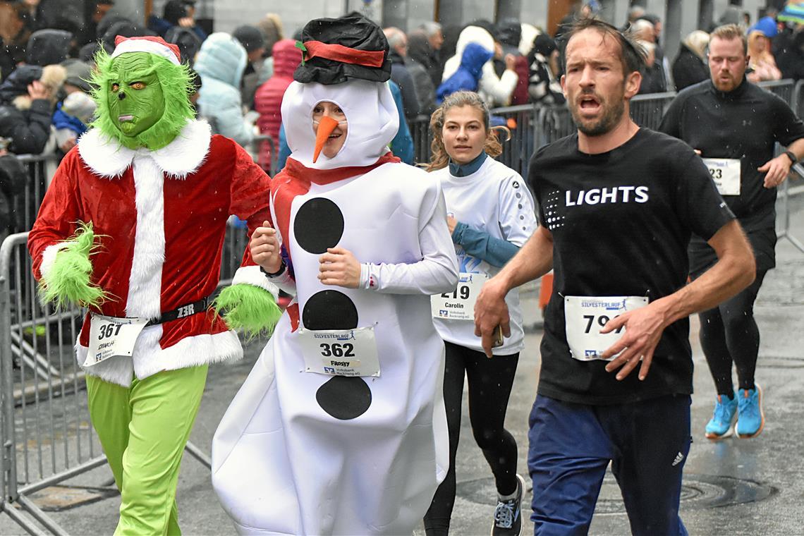 Hinter einem Grinch und einem Schneemann macht sich Volontärin Carolin Aichholz unauffällig auf den Weg. Foto: Tobias Sellmaier