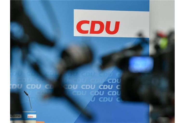 Hinter Fernsehkameras ist das Logo der CDU zu sehen. Foto: Jens Kalaene/zb/dpa/Archivbild